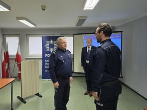 na zdjeciu widać policjantów