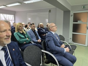 na zdjeciu widać gości i policjantów