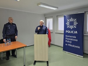 na zdjeciu widać policjantów