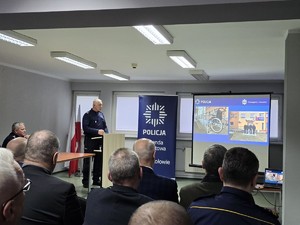 na zdjeciu widać policjantów