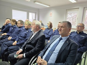 na zdjeciu widać gości i policjantów