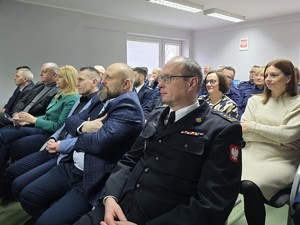 na zdjeciu widać gości i  policjantów