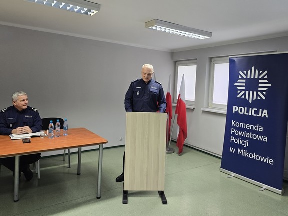 na zdjeciu widać policjantów