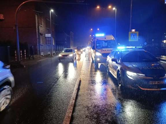 na zdjęciu widać ulic, radiowóz i karetkę