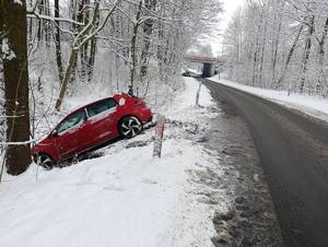 na zdjeciu widać samochód w rowie