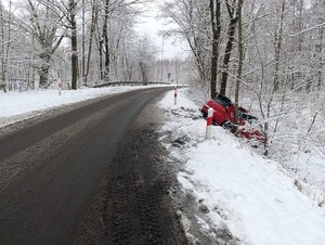 na zdjeciu widać samochód w rowie