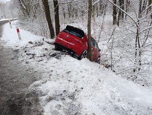 na zdjeciu widać samochód w rowie