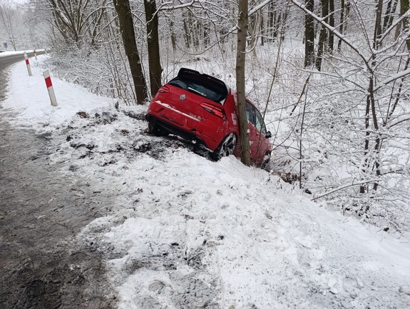 na zdjeciu widać samochód w rowie