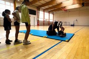 na zdjeciu widać policjanta i dzieci