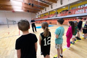 na zdjeciu widać policjanta i dzieci