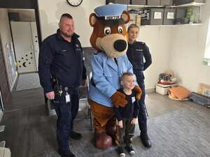 na zdjeciu widać policjantów, Hektora i dziecko