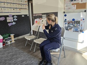 na zdjeciu widać policjantkę z książeczką