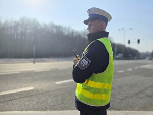 na zdjeciu widać policjanta