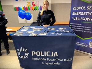 na zdjęciu widać policjantkę