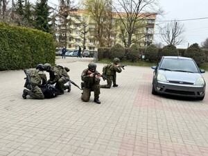 na zdjeciu widać uczniów w mundurach