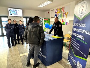 na zdjęciu widać stoisko policyjne