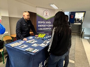 na zdjęciu widać policjanta i stoisko policyjne