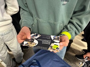 na zdjęciu widać ulotki