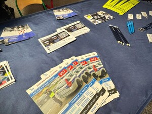 na zdjęciu widać ulotki