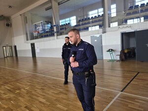 na zdjeciu widać policjanta