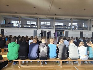 na zdjeciu widać policjantów i uczniów