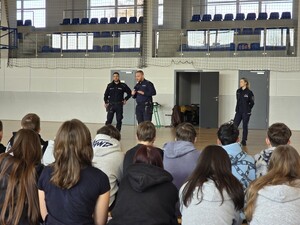 na zdjeciu widać policjantów i uczniów