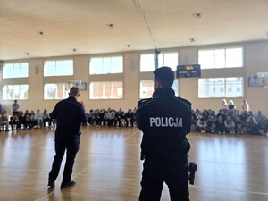 na zdjeciu widać policjantów i uczniów