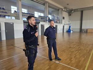 na zdjeciu widać policjantów