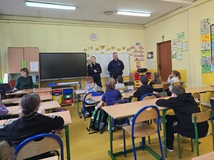 na zdjęciu widać policjantów w klasie