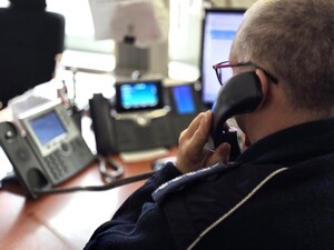 na zdjęciu widać policjanta i telefon