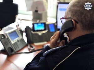 na zdjęciu widać policjanta i telefon