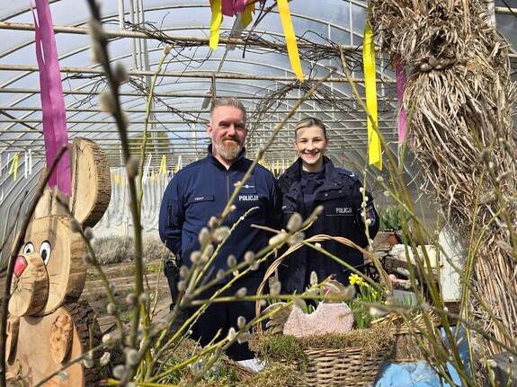 na zdjeciu widać policjantów