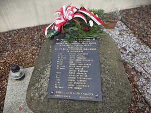 na zdjęciu widać tablice pamiątkową