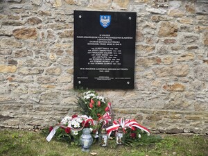 na zdjęciu widać tablice pamiątkową