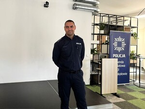 na zdjęciu widać policjanta
