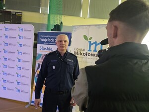 na zdjęciu widać policjanta