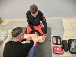 na zdjęciu widać ratownika medycznego