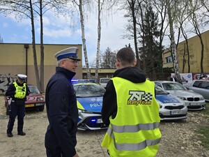 na zdjeciu widać policjantów