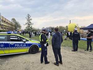 na zdjeciu widać policjanta i radiowóz
