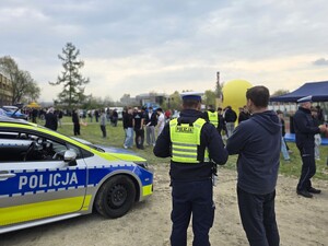 na zdjeciu widać policjanta i radiowóz