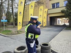 na zdjeciu widać policjanta