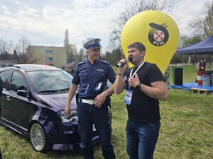 na zdjeciu widać policjanta
