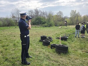 na zdjeciu widać policjanta