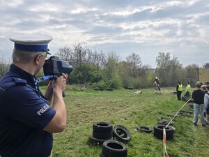 na zdjeciu widać policjanta