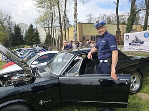 na zdjeciu widać policjanta