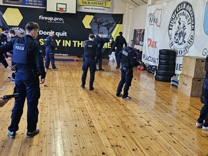 na zdjeciu widać policjantów na sali ćwiczeń