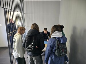 na zdjeciu widać policjanta i młodzież