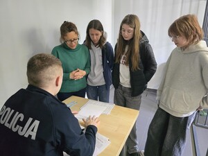na zdjeciu widać policjanta i młodzież
