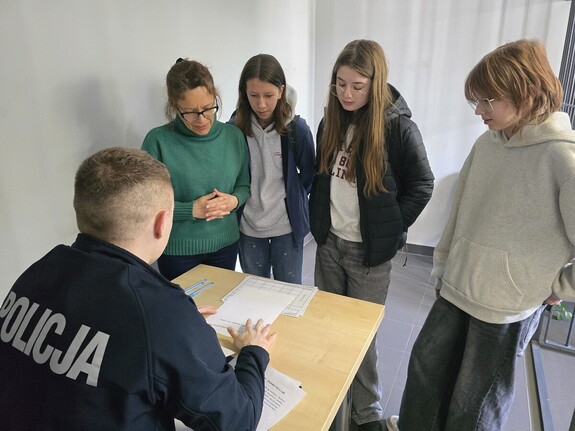 na zdjeciu widać policjanta i młodzież
