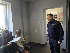 na zdjeciu widać policjanta i młodzież